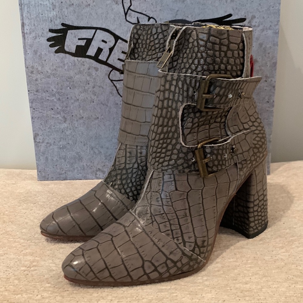FREEBIRD BY STEVEN JOEY BOOTS IN STONE CROCO LEATHER W/FLARED WRAP HEEL SIZE 8 - Picture 5 of 16
